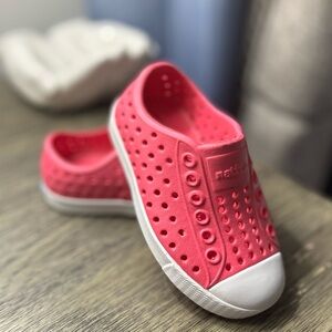 Native Jefferson Pink Size 5 toddler shoes